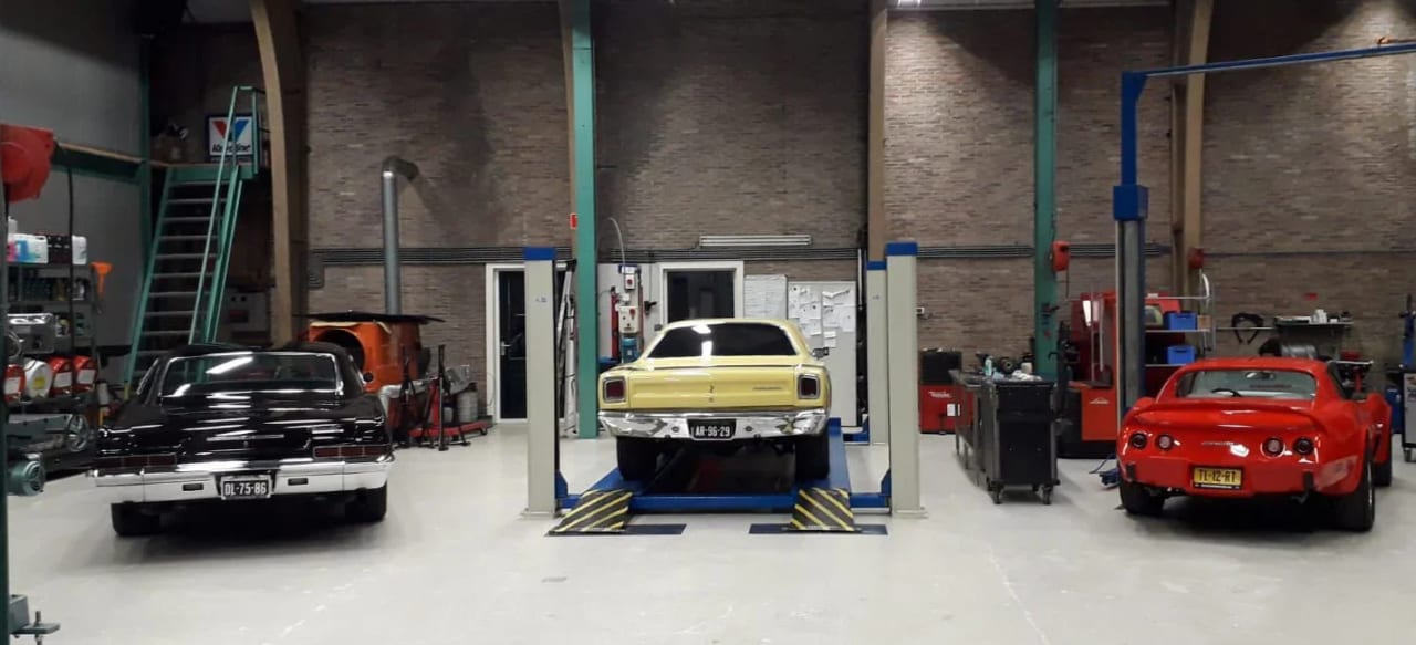 Werkplaats met Amerikaanse auto's